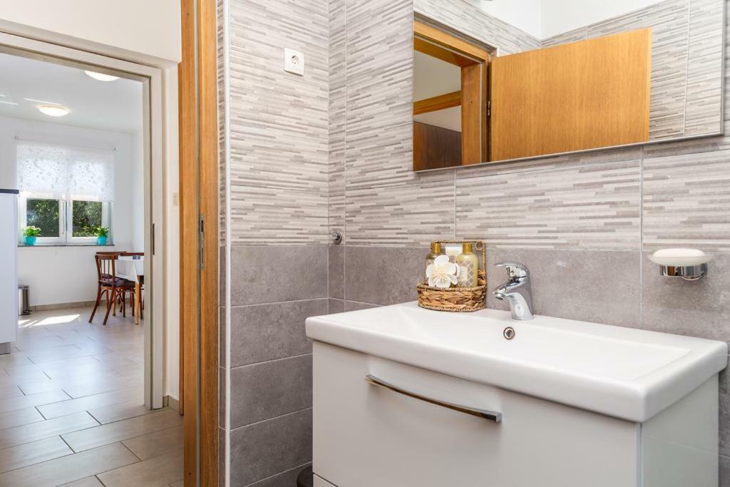 Apartment Roza, Sea View, Free Parking Ičići 外观 照片